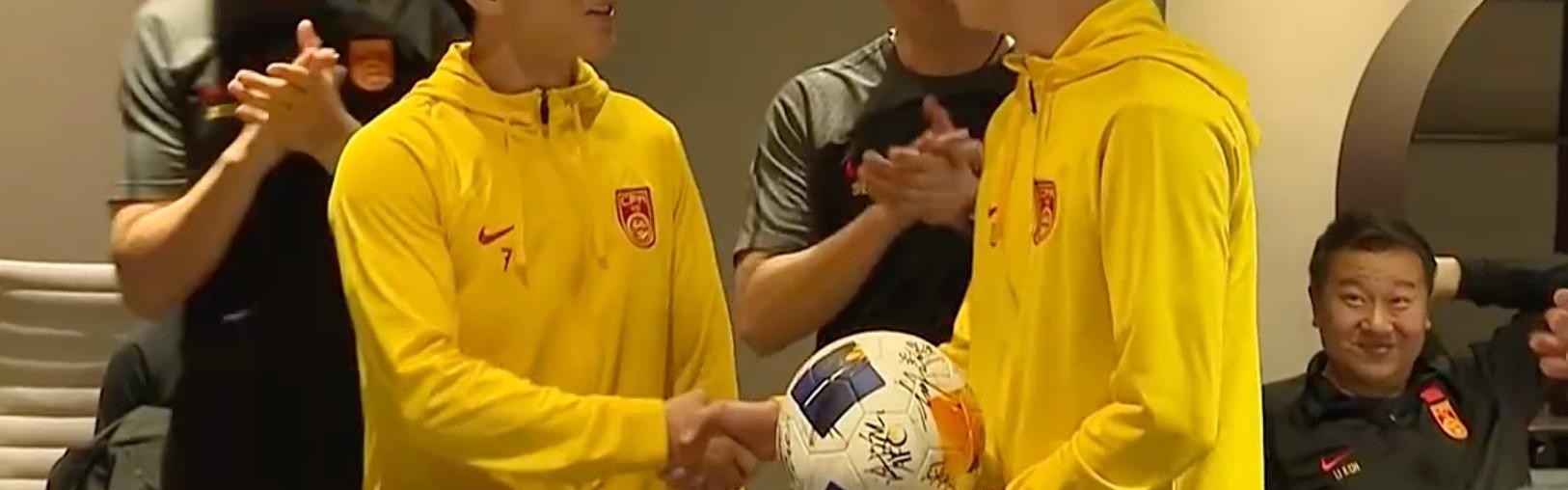 足球比分直播-陶强龙在上届U23亚洲杯向王钰栋赠球，寄语他这届带队出线
